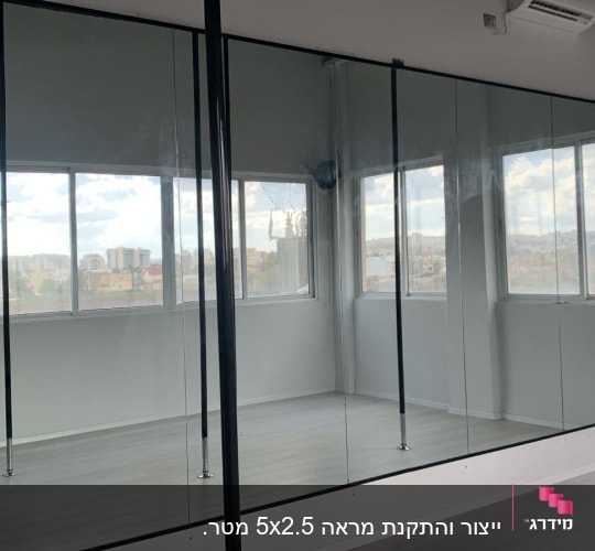 קיר זכוכית גדול עם השתקפות חלונות